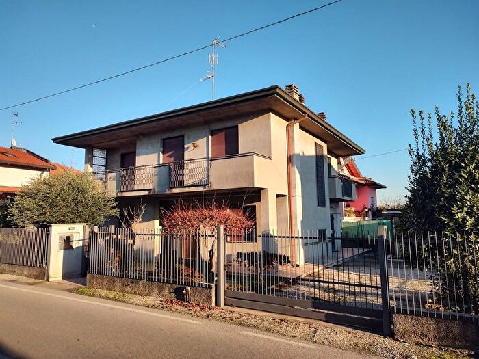 Casa con 6 locali in vendita in Via dei Chiosetti, Cardano Al Campo