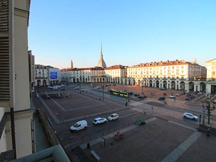 Appartamento con 5 locali in affitto in Piazza Vittorio Veneto, Via della Rocca, Torino