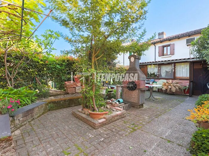 Casa con 5 locali in vendita in Via Montanara, Imola