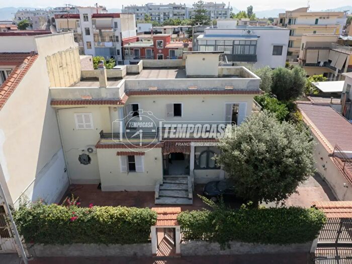 Casa con 8 locali in vendita in Via Silvio Spaventa, Casoria