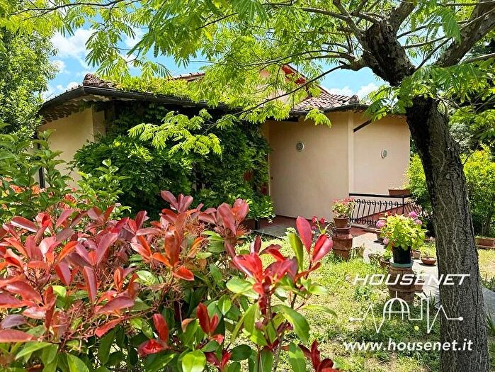 Casa con 6 locali in vendita in Via Montalbiolo Carmignano, Carmignano