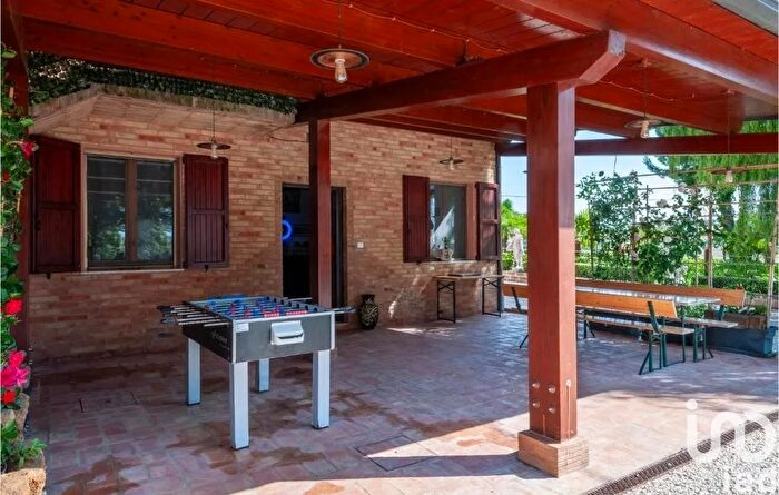 Appartamento con 14 locali in vendita in Via Contrada Fratelli Brunetti, Ostra Vetere