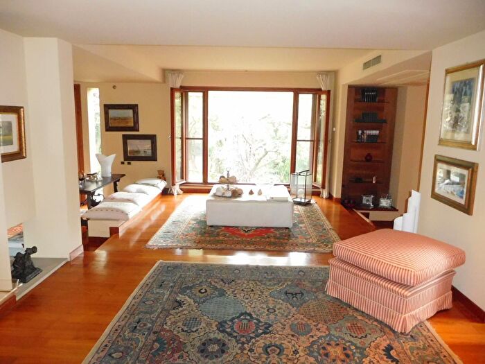 Casa con 11 locali in vendita in Collesalvetti