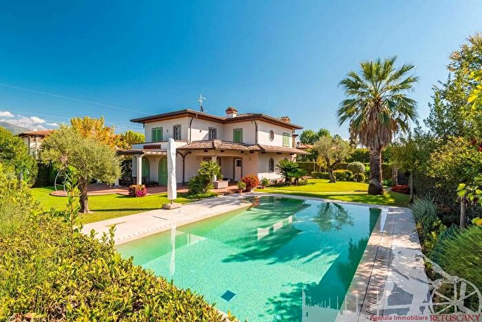 Casa con 12 locali in vendita in Forte Dei Marmi