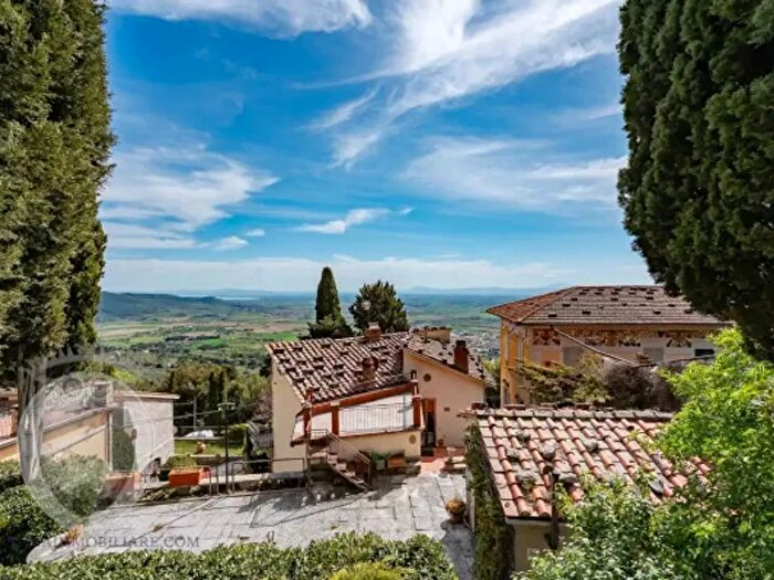 Casa con 6 locali in vendita in Via Galileo Galilei, Cortona