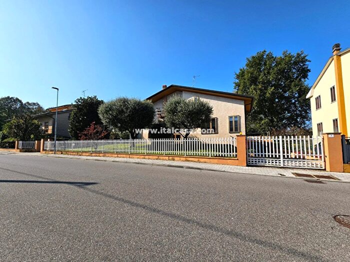 Casa con 8 locali in vendita in Via XXV Aprile, Borgo Virgilio