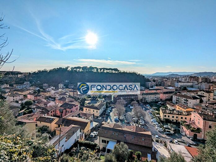 Appartamento quadrilocale in vendita in Via Rocca, Massa