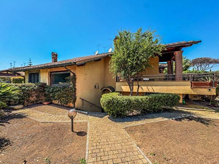 Casa con 6 locali in vendita in Via Predoi, Roma