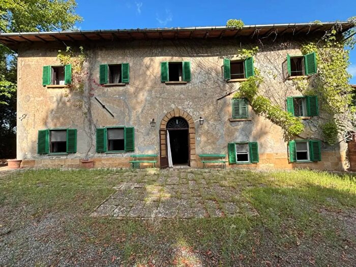 Casa con 18 locali in vendita in Volterra