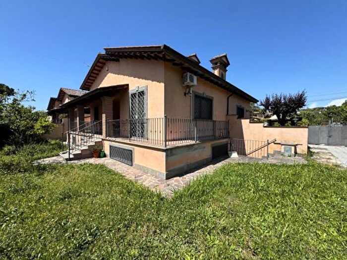 Casa con 6 locali in vendita in Via Lavarone, Roma