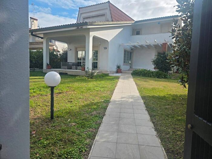 Casa con 6 locali in affitto in Via Marina di Gairo, Fregene, Fiumicino