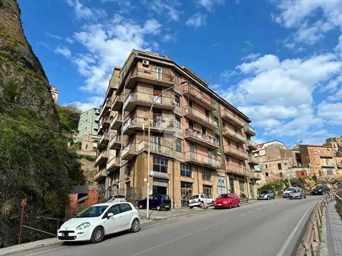 Appartamento con 5 locali in vendita in Via Pergusa, Enna