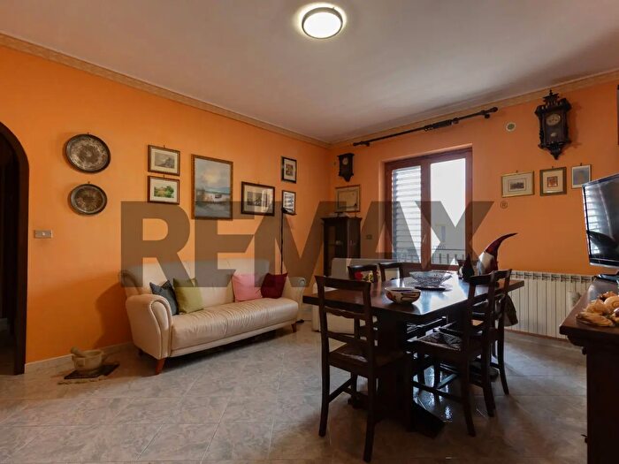 Appartamento trilocale in vendita in Via Roma, Aci Sant'Antonio