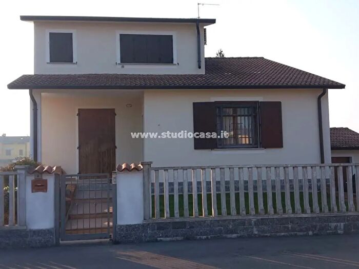 Casa quadrilocale in vendita in Via Lago Gerundo, Dovera