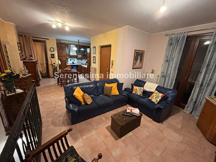 Appartamento con 6 locali in vendita in Montelabbate