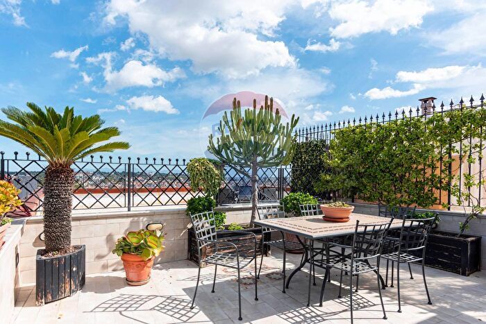 Appartamento quadrilocale in vendita in Via Domenico Cirillo a, Napoli