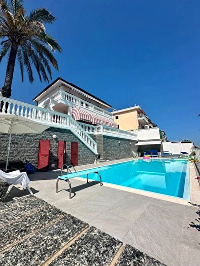 Casa con 6 locali in affitto in Strada SolaroSanremo, Sanremo