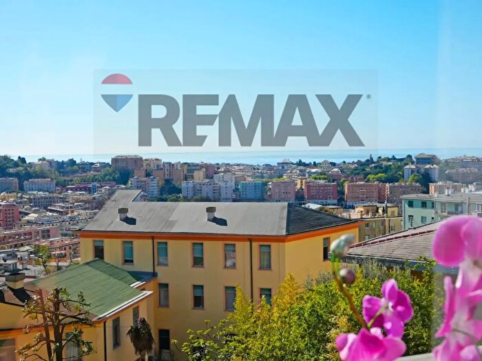 Appartamento trilocale in vendita in Genova