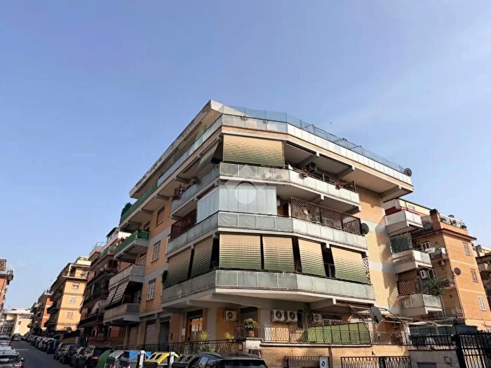 Appartamento trilocale in vendita in Via dei della Bitta, Roma