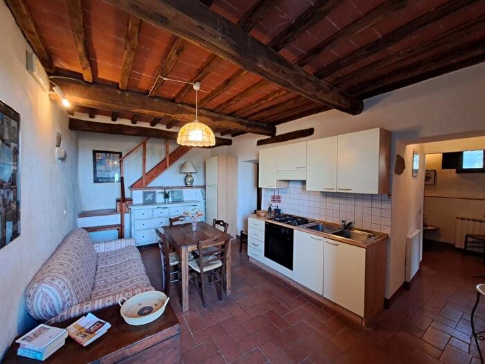 Casa con 7 locali in vendita in Bucine