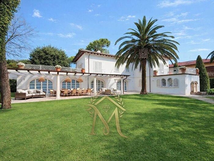 Casa con 6 locali in affitto in Via Corsica, Roma Imperiale, Forte dei Marmi