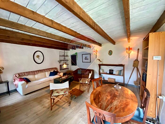 Casa con 6 locali in vendita in Via Novembre, Buglio In Monte