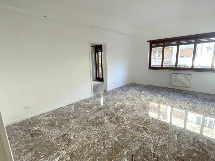 Appartamento con 6 locali in affitto in Via Bevagna, Fleming, Roma