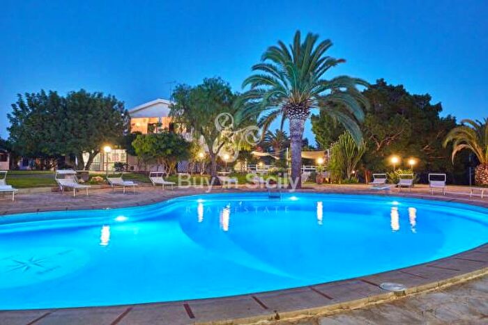 Casa con 6 locali in vendita in Viale della Tecnologia, Modica