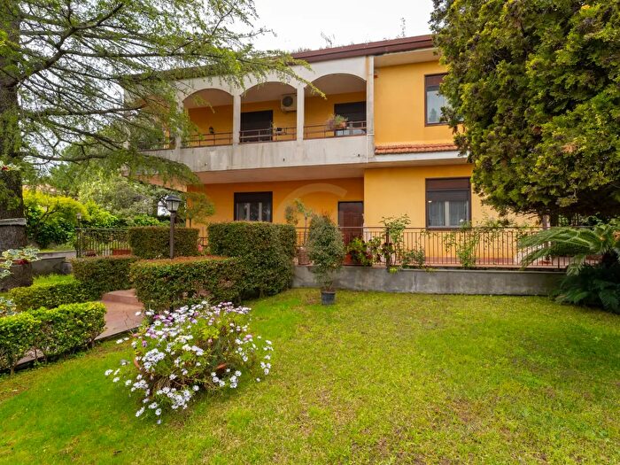 Casa con 6 locali in vendita in Via Giacomo Leopardi, Pedara