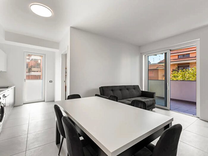 Appartamento con 5 locali in affitto in Via Quarto Cagnino, Milano