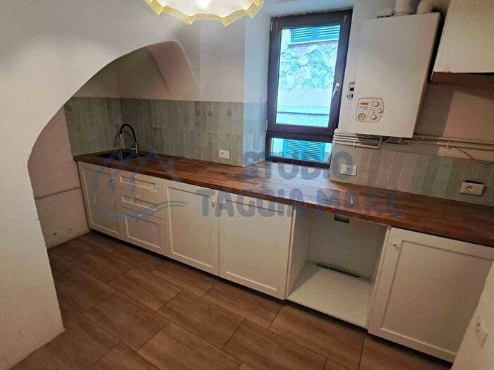 Casa con 6 locali in affitto in Via Ponte, Centro, Badalucco