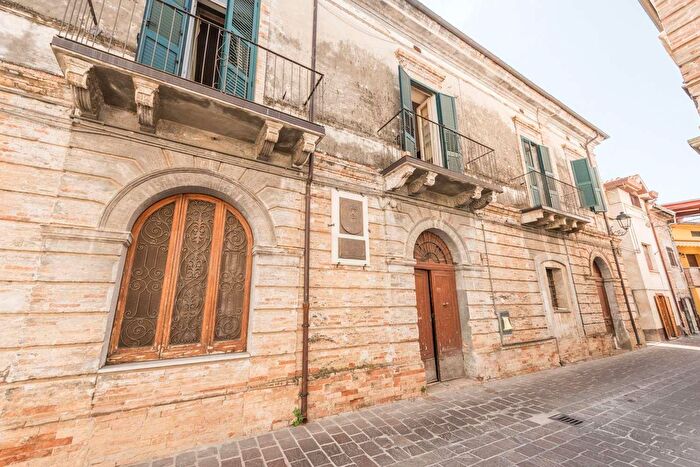 Casa con 14 locali in vendita in Ortona