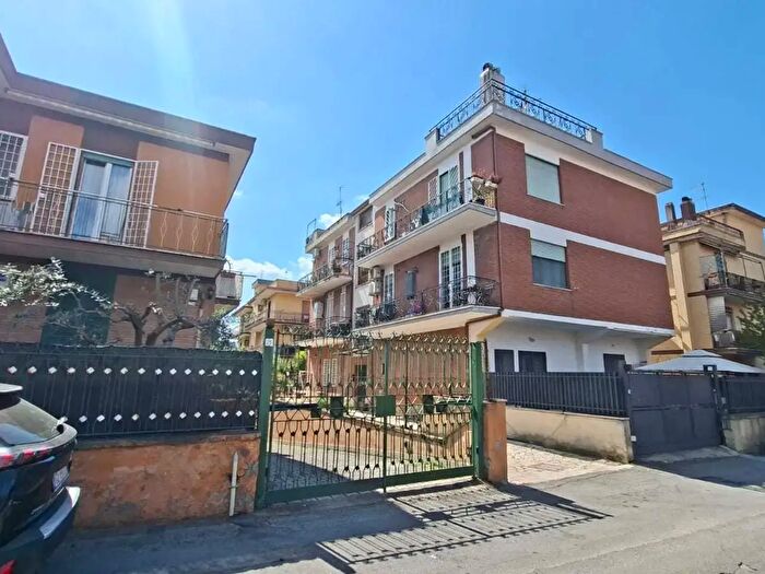 Appartamento trilocale in vendita in Via Lercara Friddi, Roma