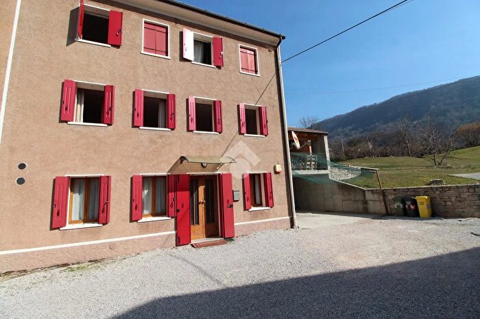 Casa con 8 locali in vendita in Via Trementina, Vittorio Veneto