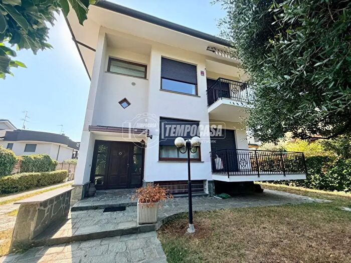 Casa con 7 locali in vendita in Via Principe Amedeo, Parabiago