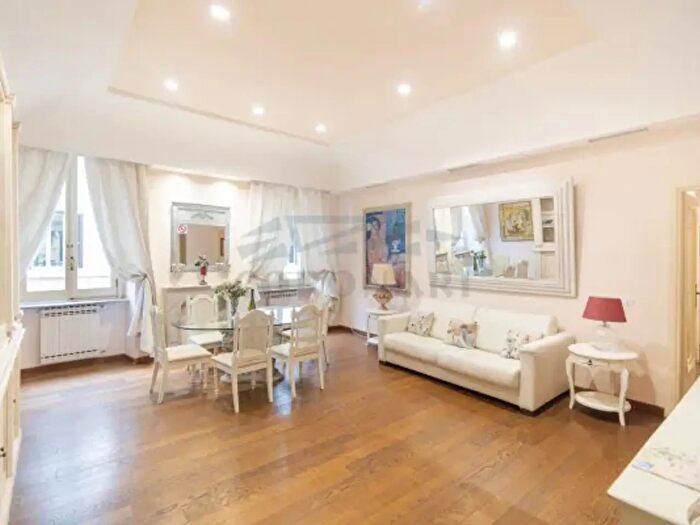 Appartamento con 5 locali in vendita in Via Francesco Crispi, Roma