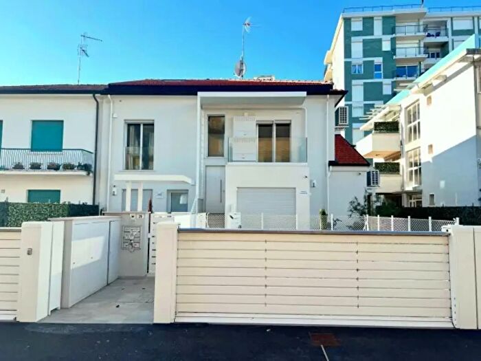 Appartamento con 5 locali in vendita in Viale Milano, Riccione