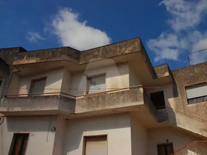 Casa con 6 locali in vendita in Via Roma, Specchia