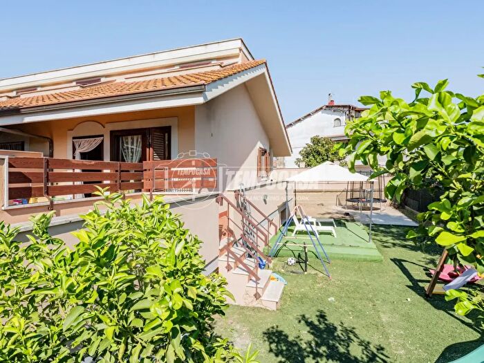 Casa quadrilocale in vendita in Via Oliena, Fiumicino