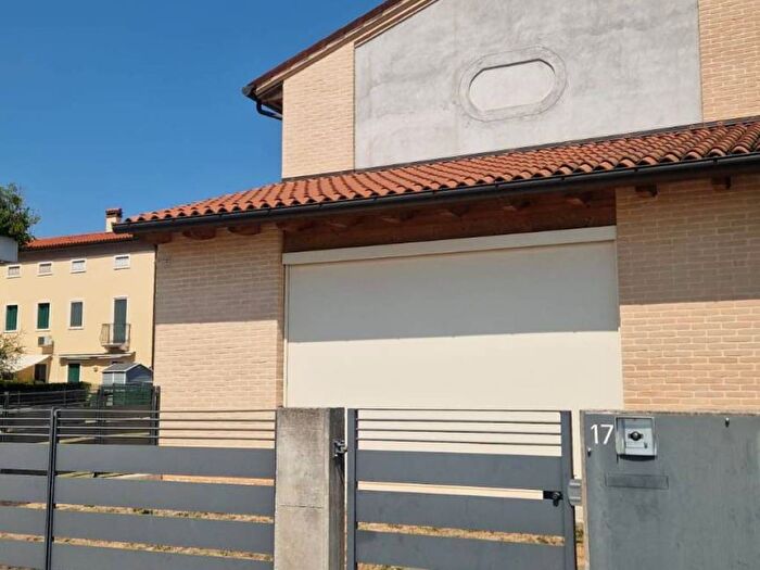Casa con 5 locali in affitto in Torri di Quartesolo