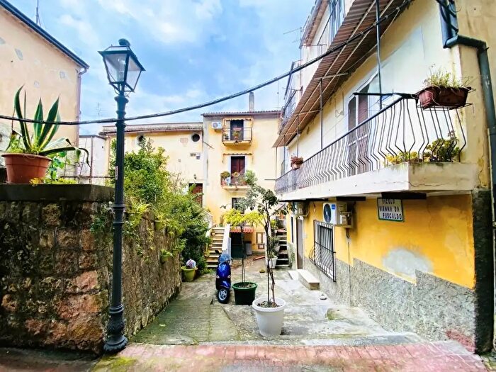 Appartamento bilocale in vendita in Vicolo Vienna da Fuscaldo, Paola