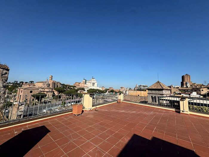 Casa con 6 locali in affitto in Via Tor de' Conti, Monti, Roma
