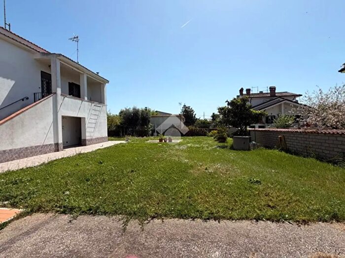 Appartamento quadrilocale in vendita in Via Sarnico, Roma