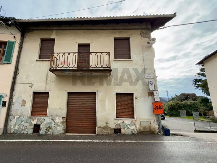 Casa con 7 locali in vendita in Via Micizie Sotto Snc, Adrara San Martino
