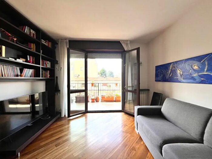 Appartamento trilocale in affitto in Via Rutilia, Milano
