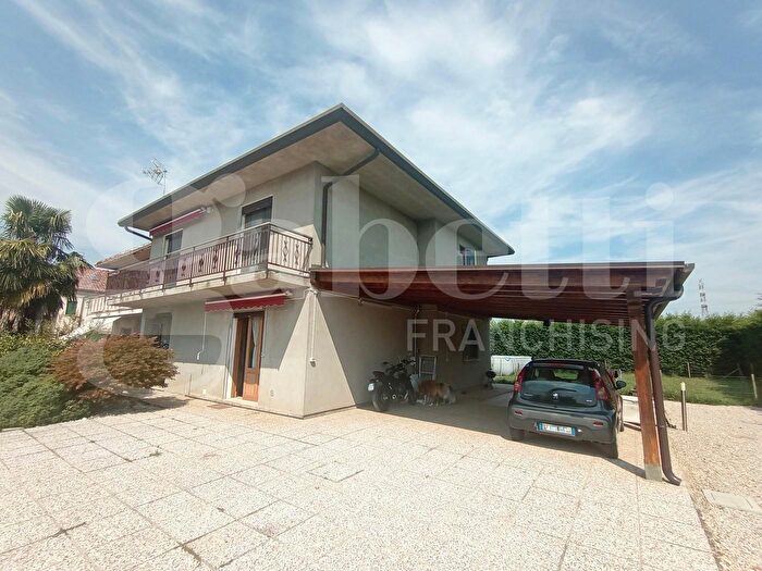 Casa con 9 locali in vendita in Cavarzere Località Fossaviera, Cavarzere