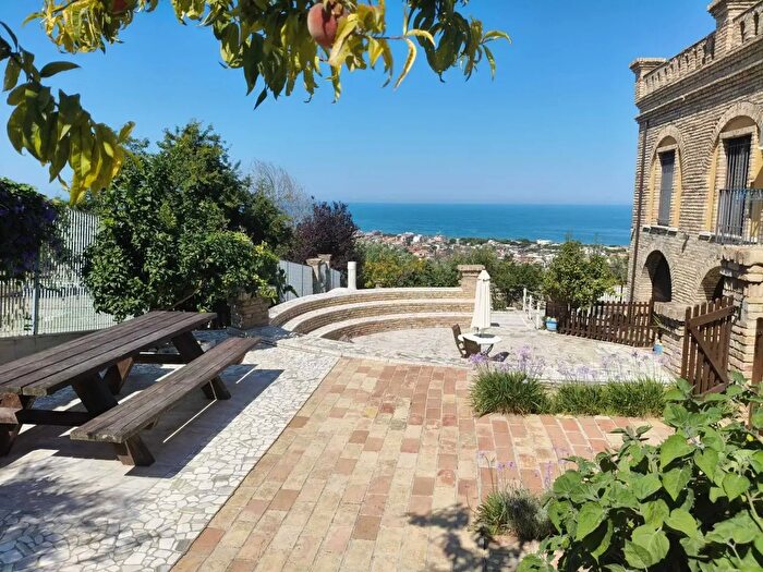 Casa con 10 locali in vendita in Tortoreto