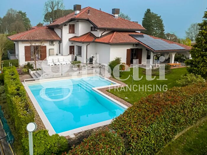 Casa con 7 locali in vendita in Cermenate