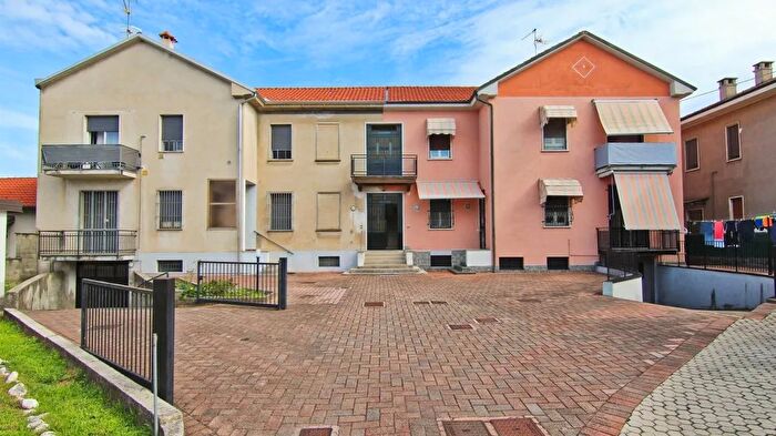 Appartamento trilocale in vendita in Via Giuseppe Garibaldi Cogliate, Cogliate