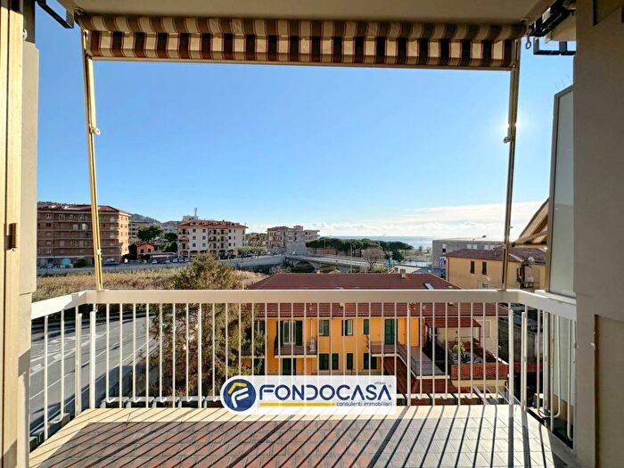 Appartamento trilocale in affitto in Via Genova, Marina Di Andora, Andora